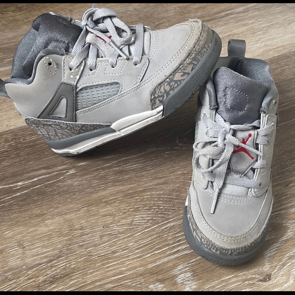 Boys Jordan spizike 4s